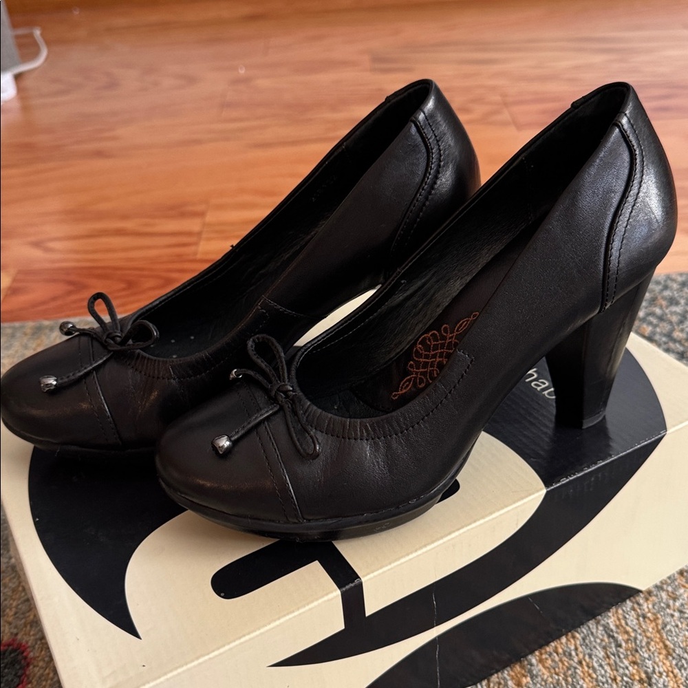 EUC Blondo Vaina pump